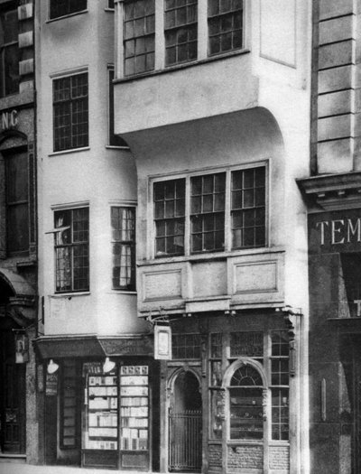 A bookshop and tobacconists in the Strand, London by Unbekannt