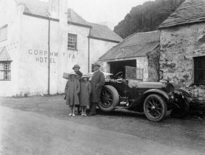A family standing beside their car, Gorphwysfa Hotel, North Wales by Unbekannt