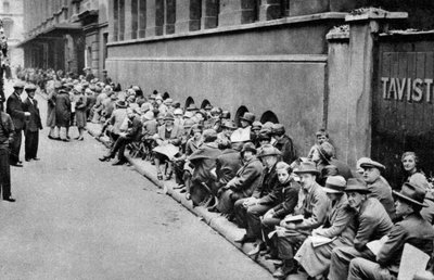 A queue for first night tickets in Covent Garden, London by Unbekannt