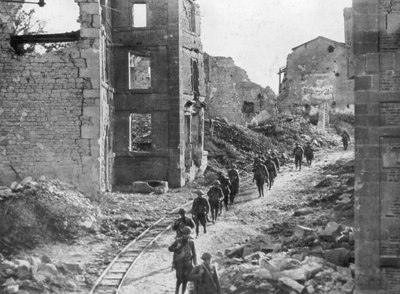 American Soldiers Passing Through the Ruins of Varennes, Meuse-Argonne Offensive, France, 1918 by Unbekannt
