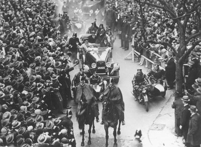 Amy Johnson being driven through crowded streets, Melbourne by Unbekannt