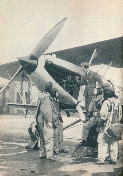 An instructor explaining engine details to pupils at Sealand Aerodrome, Flintshire, c1936-c1937 by Unbekannt
