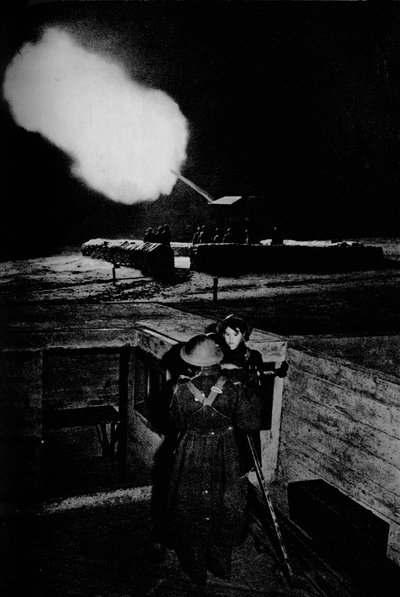 Anti-aircraft women of the ATS operating an identification telescope, 1943 by Unbekannt