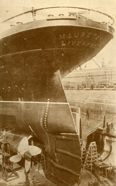 At Work on the Stern of the Mauretania, in Dry Dock, c1930 by Unbekannt