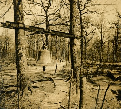 Bell to warn of gas attack, c1914-c1918 by Unbekannt