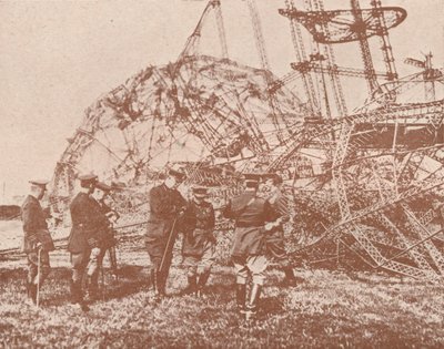 British staff officers examining the wreckage of a Zeppelin brought down in England by Unbekannt