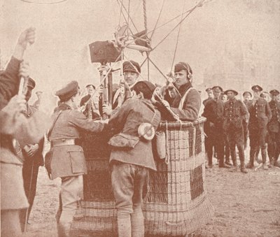 Canadian official cinematographer and assistant ready to ascend in a kite balloon, c1917-1919 by Unbekannt