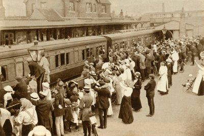 Crowds Waving Off Troops Leaving to Fight in the First World War, Britain, 1914, 1935 by Unbekannt