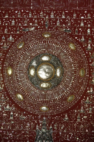 Dharma wheel in Wat Chedi Luang, Chiang Mai. Thailand by Unbekannt