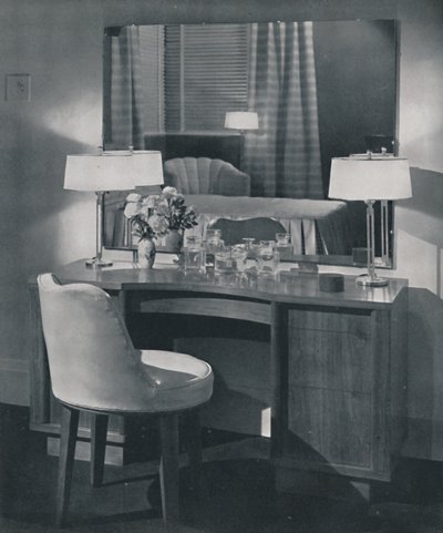 Dressing Table in American Walnut with Swivel Dressing Chair to Match by Unbekannt