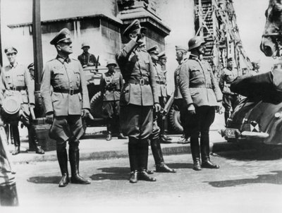 General von Bock saluting German troops parading past the Arc de Triomphe, Paris by Unbekannt