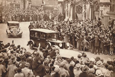 George VI and Queen Elizabeth leave Buckingham Palace to holiday in Windsor, 1937 by Unbekannt