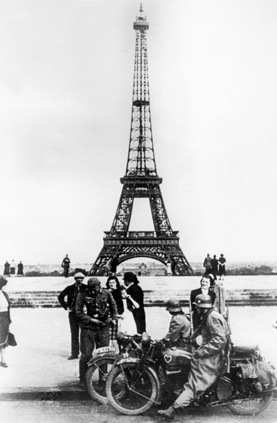 German soldiers in front of the Eiffel Tower, Paris, 1940 by Unbekannt