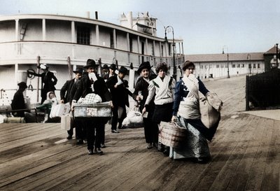 Immigrants to the USA Landing at Ellis Island, New York, c1900 by Unbekannt