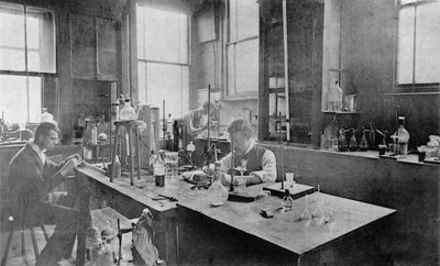 Industrial laboratory at Thomas Firth & Sons Norfolk Works, Sheffield, c. 1900 by Unbekannt