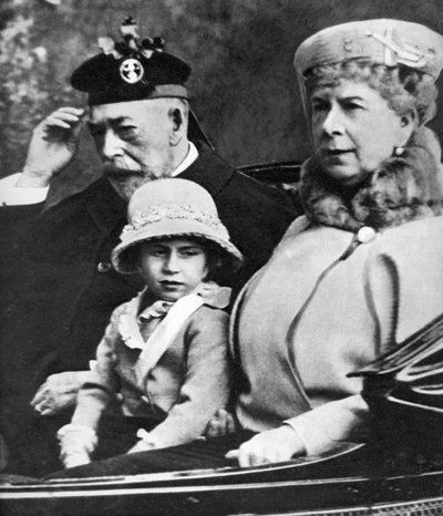 King George V and Queen Mary with Princess Margaret driving to church, Balmoral by Unbekannt