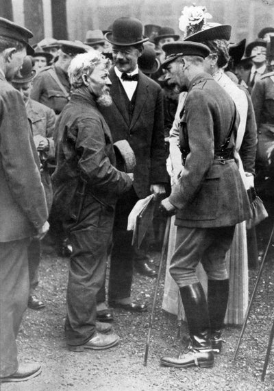 King George V and Queen Mary with a shipwright, Birkenhead, First World War by Unbekannt
