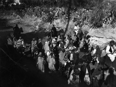 Libyan refugees escorted by the Italian army during the Italian-Turkish War in Libya by Unbekannt