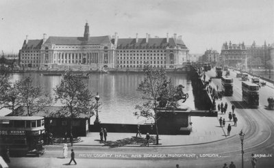 New County Hall and Boadicea Monument, London, c1925 by Unbekannt