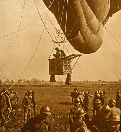 Observation of enemy positions from a barrage balloon, c. 1914-c. 1918 by Unbekannt