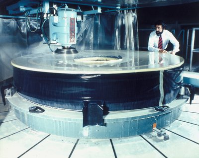 Polishing the Mirror of the Hubble Telescope by Unbekannt
