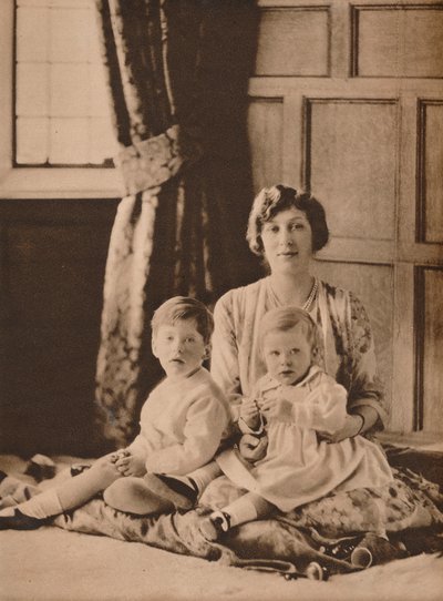 Princess Mary, Viscountess Lascelles, with her two sons, Gerald and George, 1926 by Unbekannt