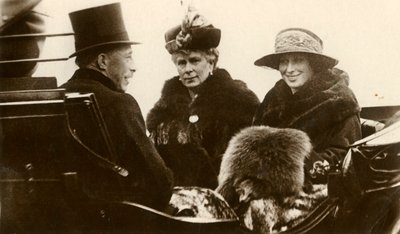 Queen Mary with the Princess Royal and Viscount Lascelles, 1923 by Unbekannt