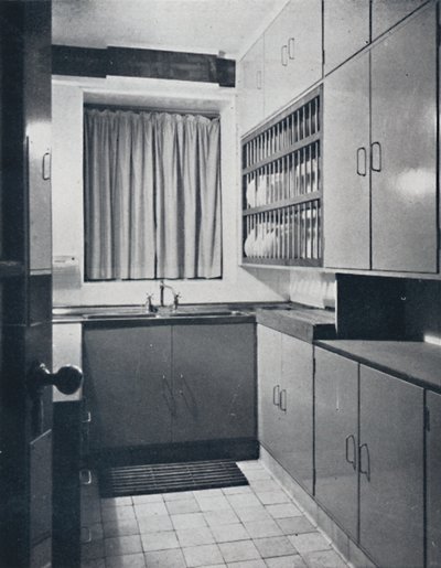 R. W. Symonds and Partner, L. & A.R.I.B.A. - Kitchen: Putty-coloured cellulosed fitments, stainless by Unbekannt