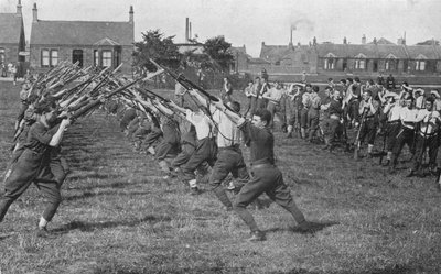Recruits Learning the Use of the Bayonet, 1915 by Unbekannt