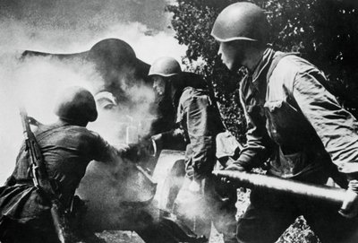 Russian artillery in action, Eastern Front by Unbekannt