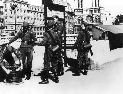 Soldiers with a Telephone Cable on the Pont St Michel, Paris by Unbekannt