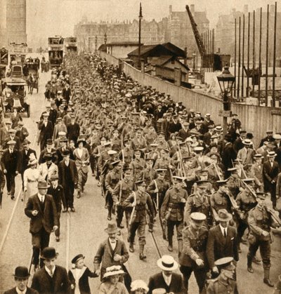 Territorials from Summer Camp marching over Westminster Bridge, 1914-1918 by Unbekannt