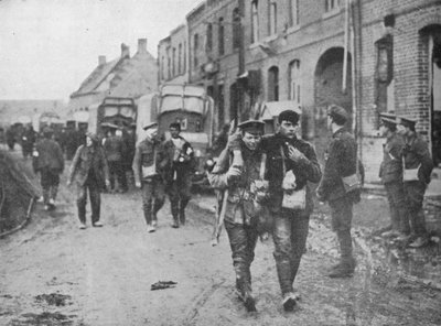 The British Wounded Returning to a Dressing Station After an Attack, 1915 by Unbekannt