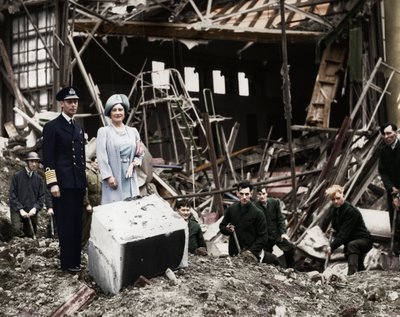The King and Queen survey bomb damage, Buckingham Palace, London, WWII, 1940 by Unbekannt