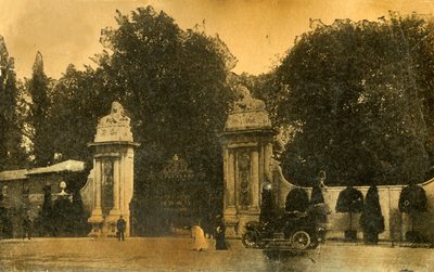 The Lion Gates, Hampton Court, London, 1910 by Unbekannt