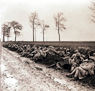 Troops Resting by the Side of a Road, Northern France, c1914-c1918 by Unbekannt