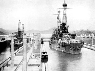 United States Men-Of-War passing through a lock, Panama Canal, Panama, 1926 by Unbekannt
