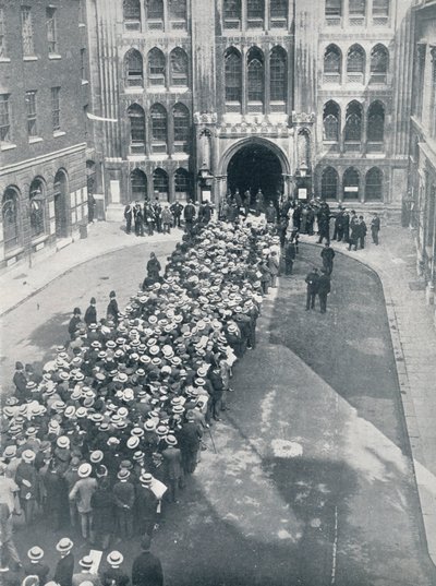 Waiting to enter the Guildhall for Mr. Asquith
