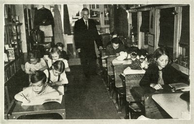 When the School comes to the Children - Travelling schools provide thoroughly modern education by Unbekannt