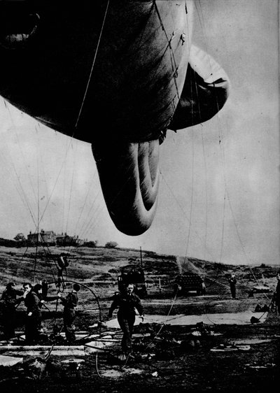 Woman of the WAAF handling a barrage balloon, 1943 by Unbekannt
