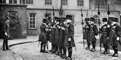 Yeomen Warders on parade at the Tower of London by Unbekannt