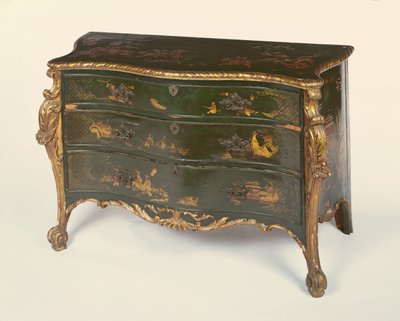 Green Lacquered and Parcel Gilt Serpentine Commode, in the Style of Thomas Chippendale by Unbekannt Unbekannt
