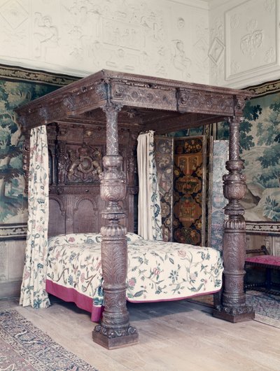 Oak bedstead, headboard carved with arms of James I of England and Fredrick V, Elector Palatine of the Rhine, and the badge of Henry, Prince of Wales, early 17th century by Unbekannt Unbekannt