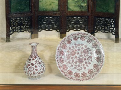 Pear shaped bottle decorated in underglaze red with scrolling chrysanthemum branches, Hung Wu period (1368-98) by Unbekannt Unbekannt