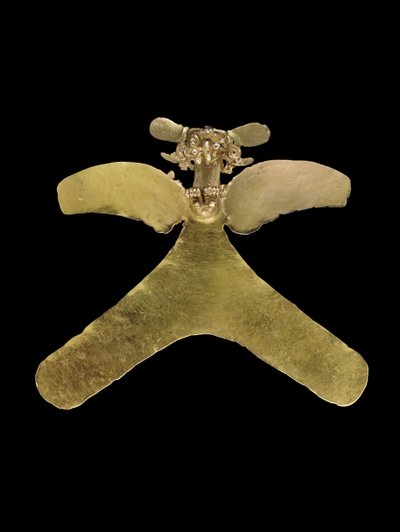 A Costa Rican gold avian pendant, the predatory bird cast with an openwork beak, grasping a small curly tailed animal, c.800-1200 by Unbekannt