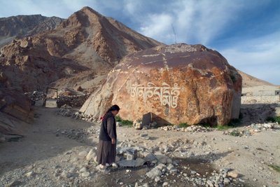 A Ladakhi village woman fetching water from a communal pipe, Tangtse, Ladakh, India by Unbekannt