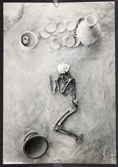 Burial group in cemetery on Site H, Eastern Trench, Harappa Excavations, Mohenjo-Daro by Unbekannter Künstler