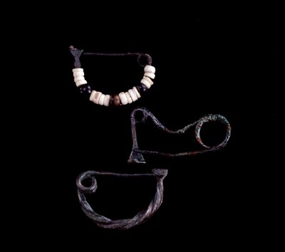 Etruscan art: three types of bronze fibulae from the tomb 59 by Poggio Selciatello, Pian della Regina, Tarquinia - 9th century BC - Dim 3.8 cm 3.3 cm and 3.5 cm by Unbekannt