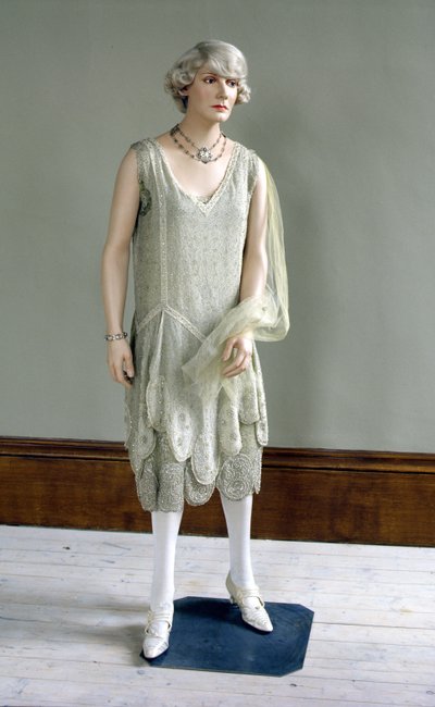 Heavily beaded evening dress of silk georgette by Unbekannt