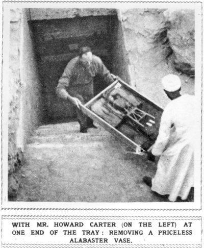Howard Carter (1874-1939) Removing Treasures from the Tomb of Tutankhamun by Unbekannt